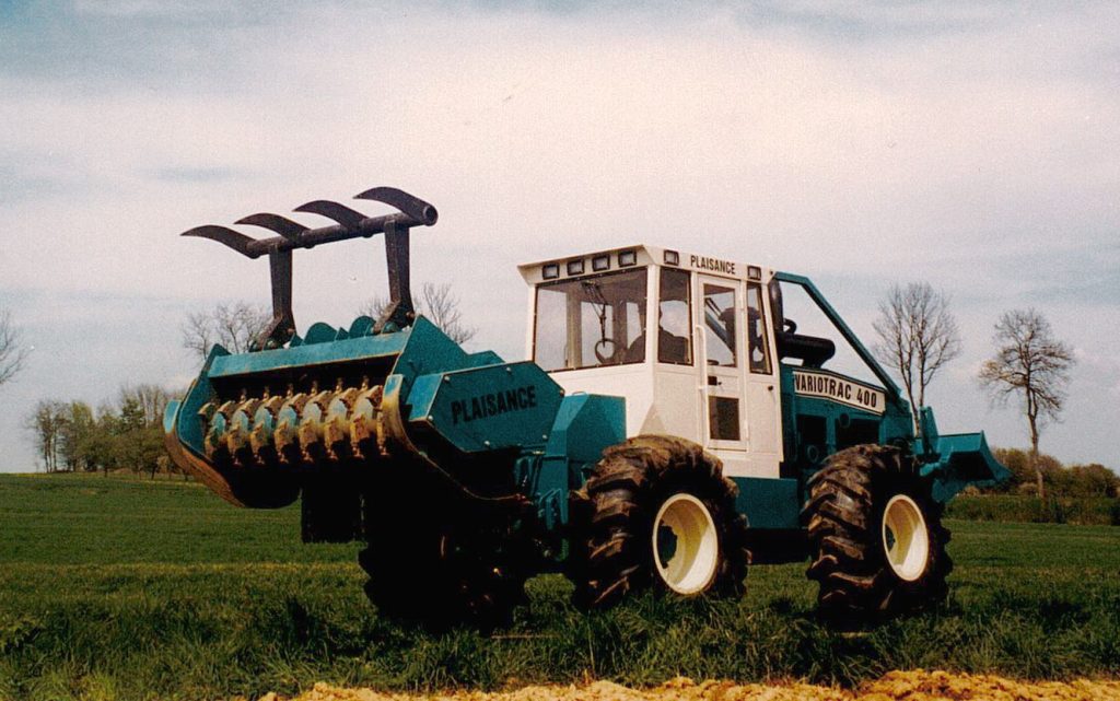 Le broyeur forestier est attelé au Variotrac 400