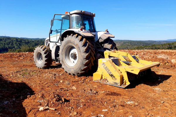 Le broyeur de pierres BM 602 entretient un champ et est attelé par un tracteur