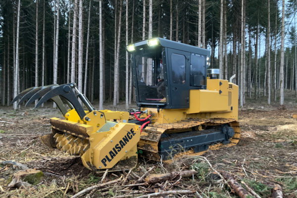 Galotrax 350 id ready to crush a tree stump